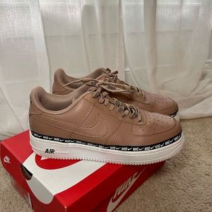 Nike Air Force 1 Low.